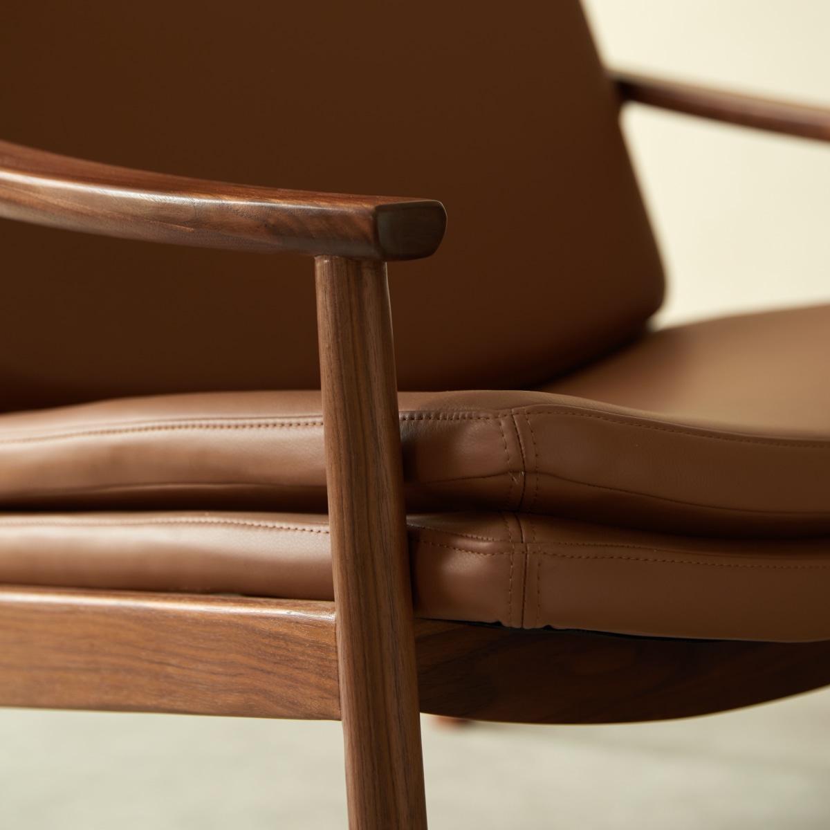 Georges - Fauteuil en noyer massif et cuir
