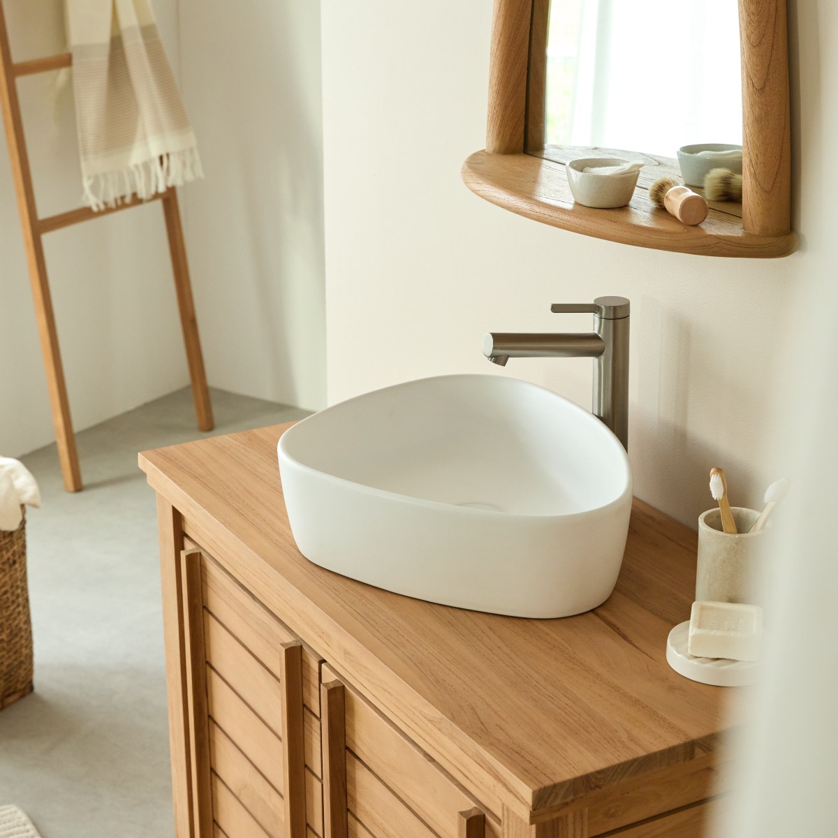 Julia - Washbasin in ceramic, w. 44 cm