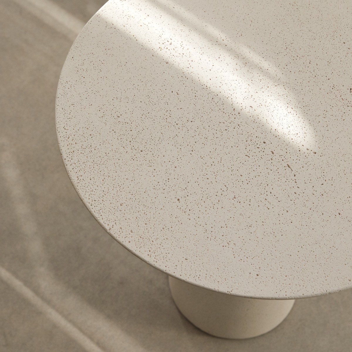 Miguel - Mesa auxiliar de cemento blanco