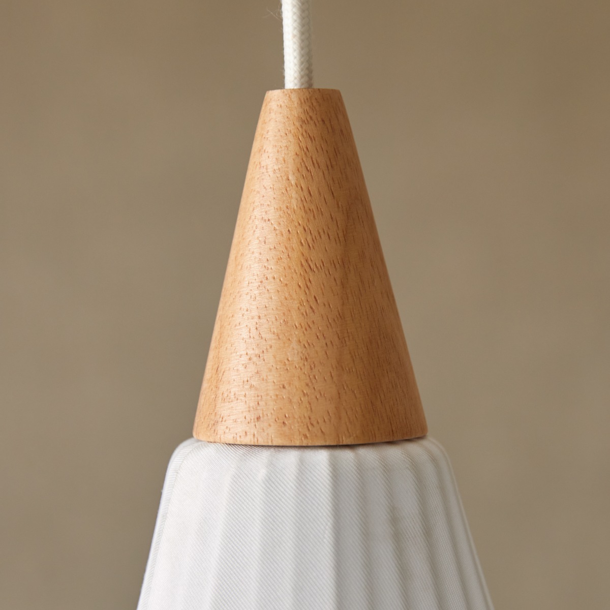 Drops - Lampen aus weißem Stoff und Kautschukholz 38 cm