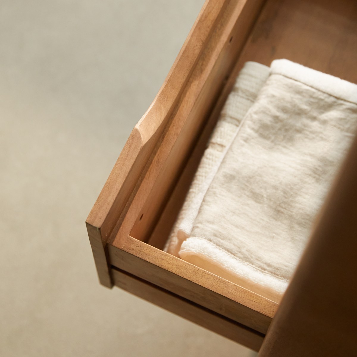 Gabrielle - Hochschrank aus massivem Mangoholz