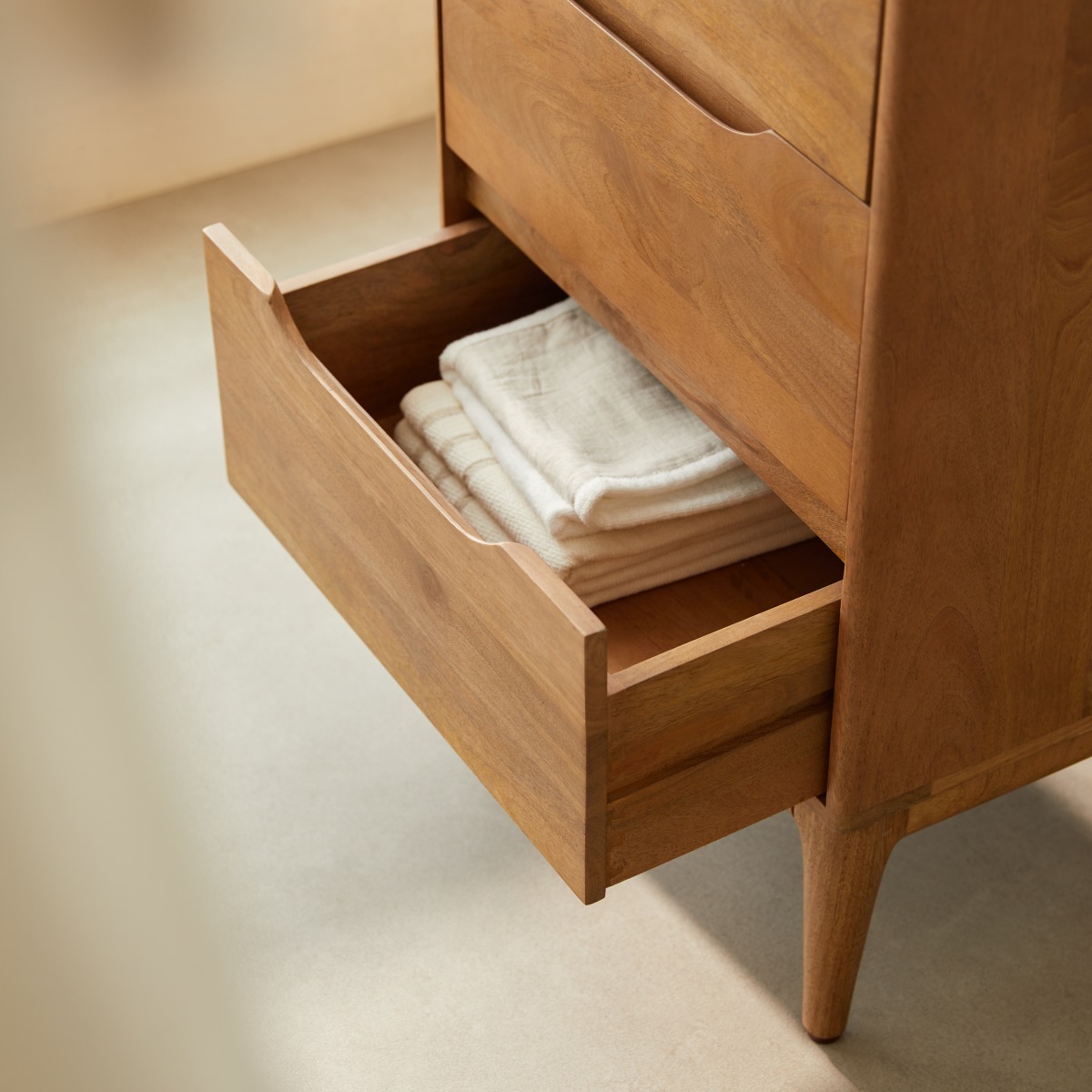 Gabrielle - Hochschrank aus massivem Mangoholz