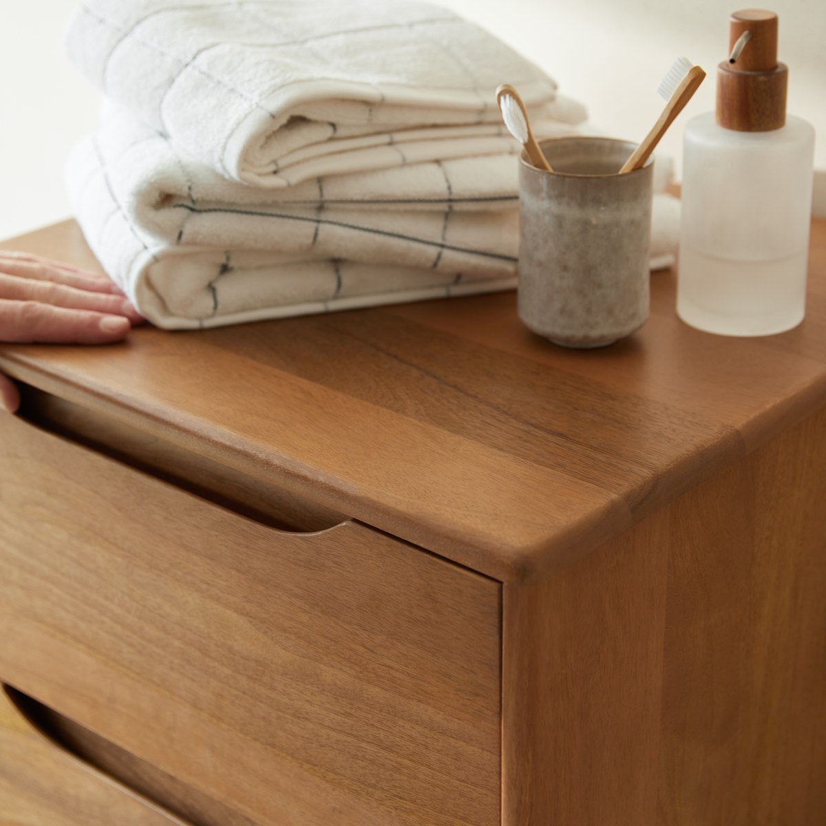 Gabrielle - Hochschrank aus massivem Mangoholz