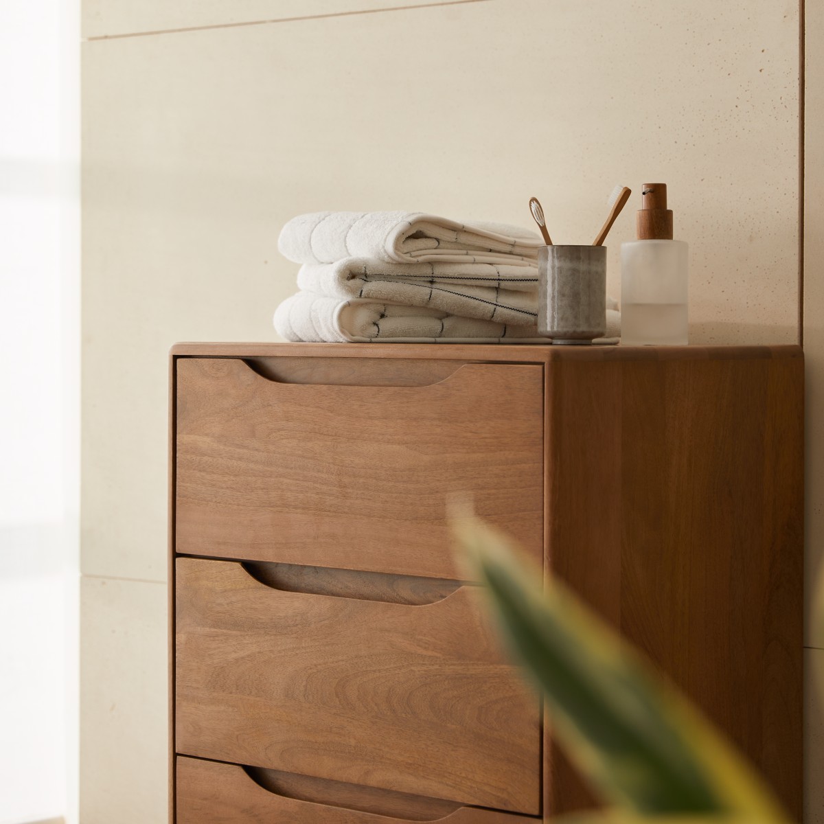Gabrielle - Hochschrank aus massivem Mangoholz