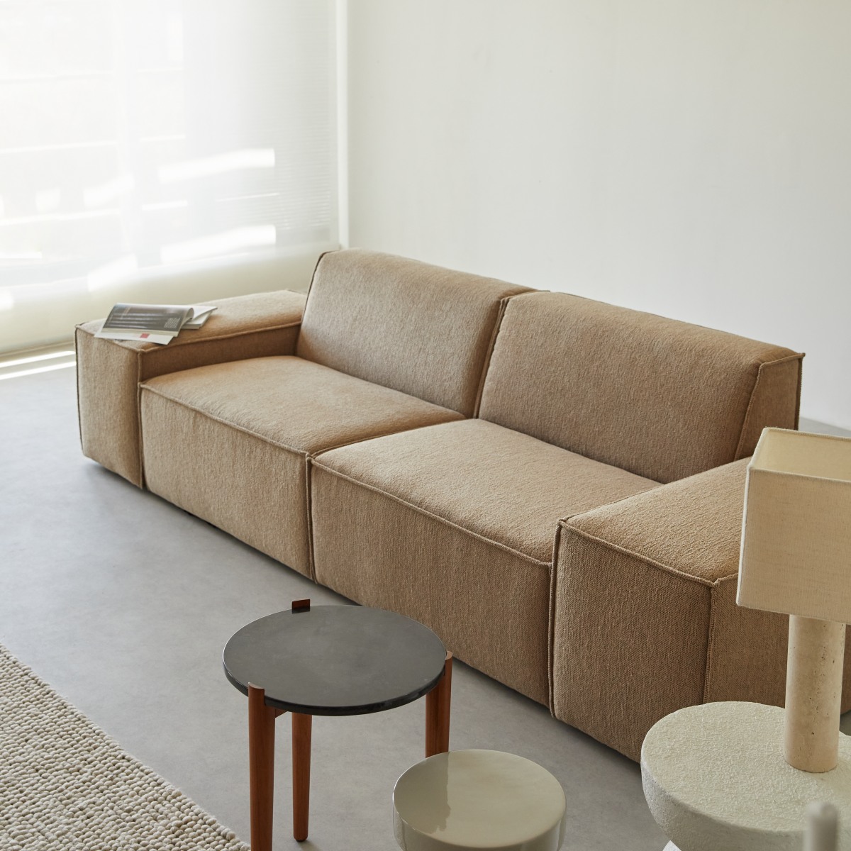 Dario - Sofa aus Stoff in Camel, 2-Sitzer mit Armlehnen