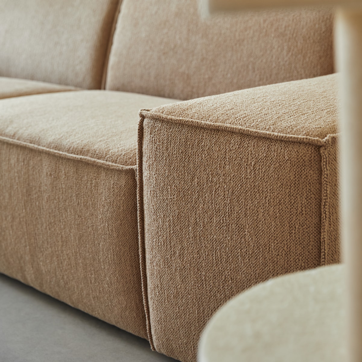 Dario - Sofa aus Stoff in Camel, 2-Sitzer mit Armlehnen