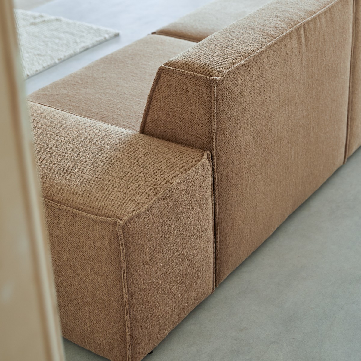 Dario - Sofa aus Stoff in Camel, 2-Sitzer mit Armlehnen
