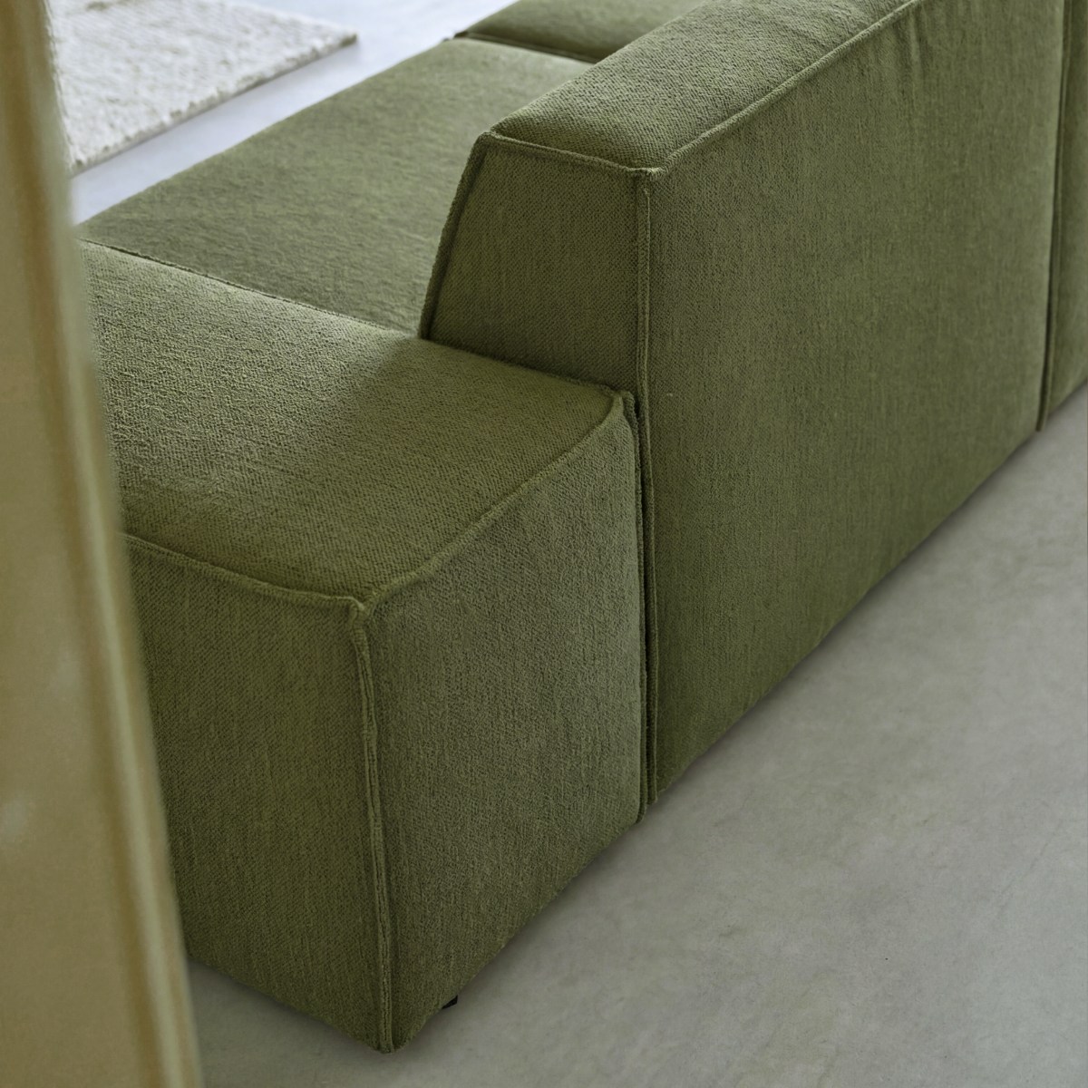 Dario - Sofa aus grünem Stoff, 2-Sitzer, mit Armlehnen
