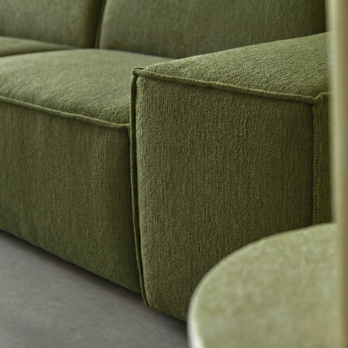 Dario - Sofa aus grünem Stoff, 2-Sitzer, mit Armlehnen