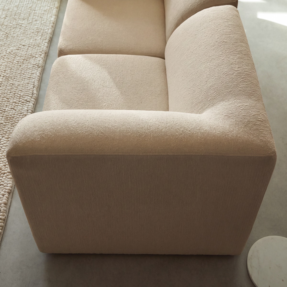 Vénus - Sofa aus Stoff in Taupe mit Armlehnen, 2-Sitzer