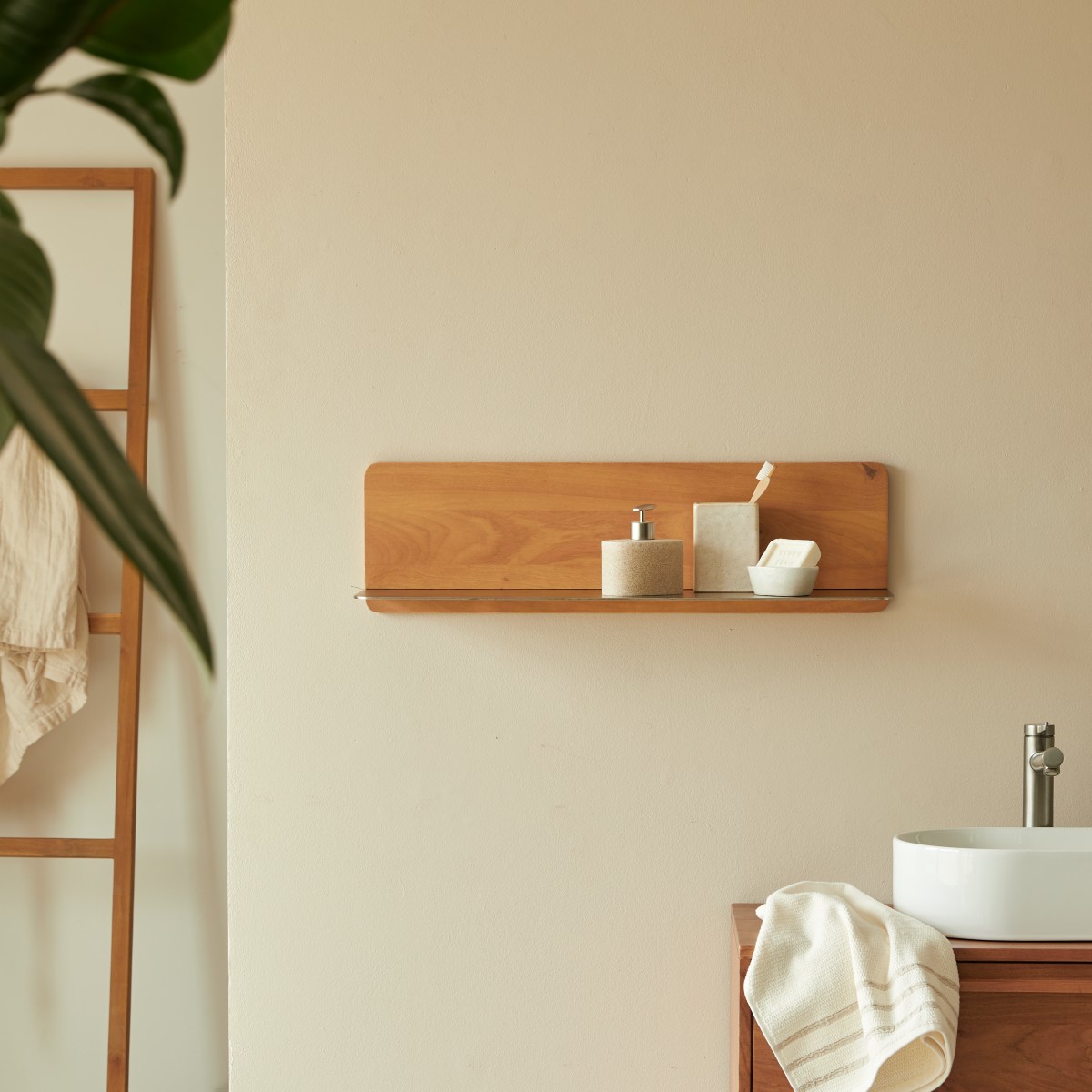 Isaia - Badezimmer-Wandregal aus Mangoholz und Metall