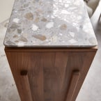 Isaure - Anrichte Nussbaum massiv und Premium-Terrazzo 80 cm
