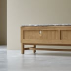 Isaure - TV-Schrank aus massivem Teakholz und Premium-Terrazzo 140 cm