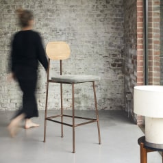 Yutapi - Chaise de bar linen green en chêne massif