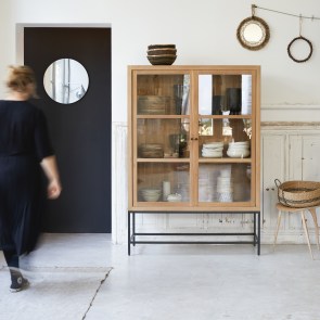 Babeth - Hoher Vitrinenschrank aus massivem Teakholz