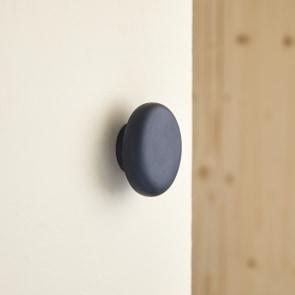 Eda - Kledinghaak in zwart terrazzo