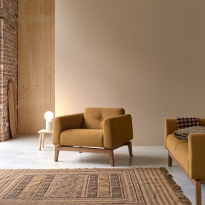 Bjorn - Poltrona in legno di quercia massello e tessuto senape