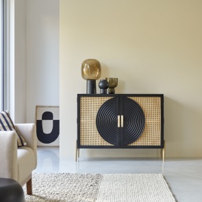 Sina - Aparador de mango macizo negro y ratán de 115 cm