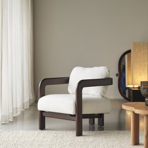 Charlie - Sillón de madera de mindi y tela color crudo