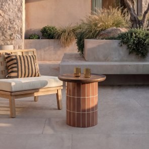 Georges - Terracotta ceramic-effect side table with oak tray top