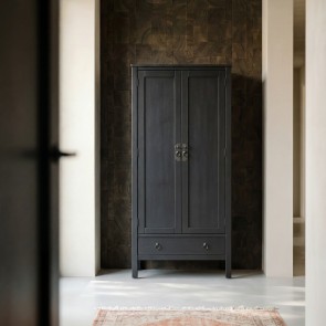 Thaki Black - Garderobenschrank aus Massivkiefer