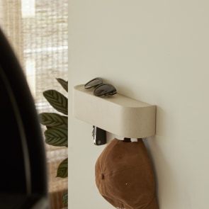 Ali - Wandhanddoekhouder voor de hal in terrazzo cream