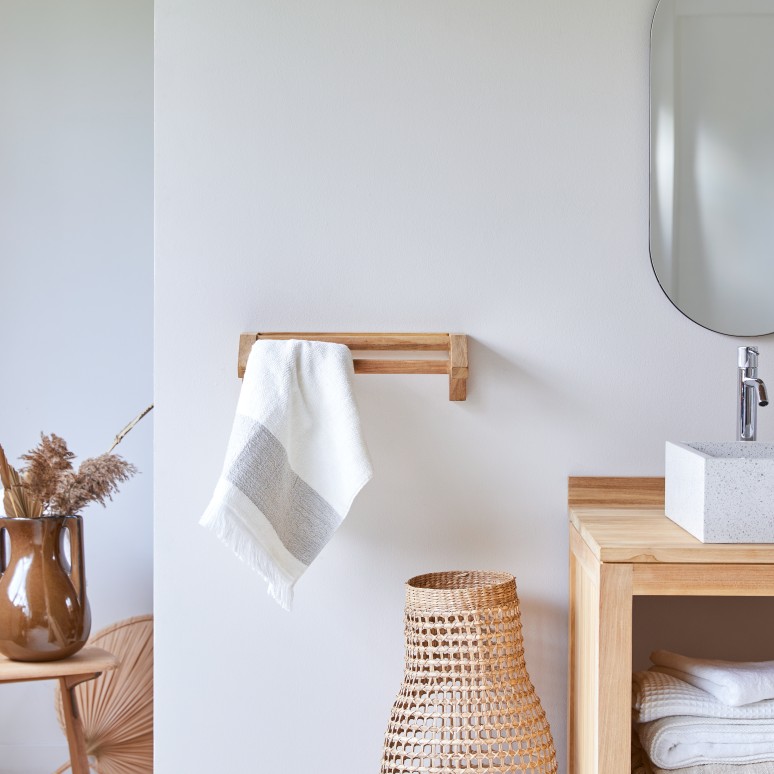 Kayu - Solid teak wall-mounted towel rail