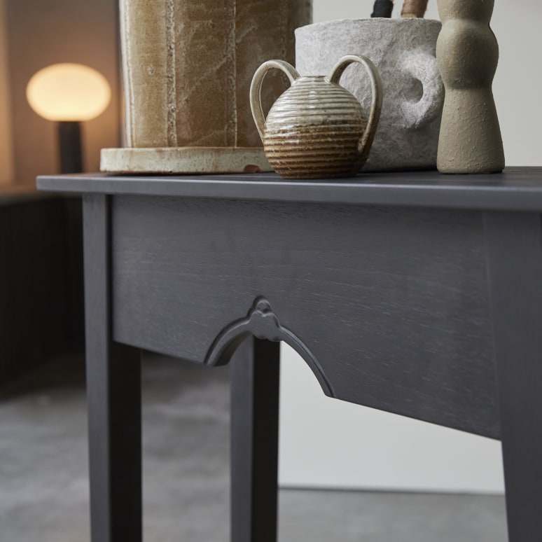 Thaki Black - Flurkonsole aus Massivkiefer T. 30 cm