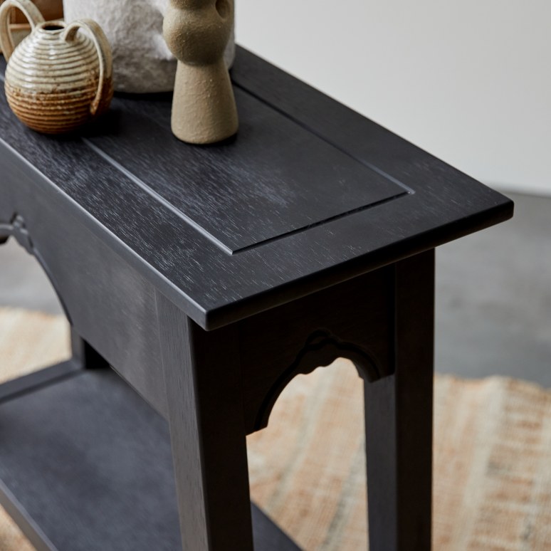 Thaki Black - Flurkonsole aus Massivkiefer T. 30 cm