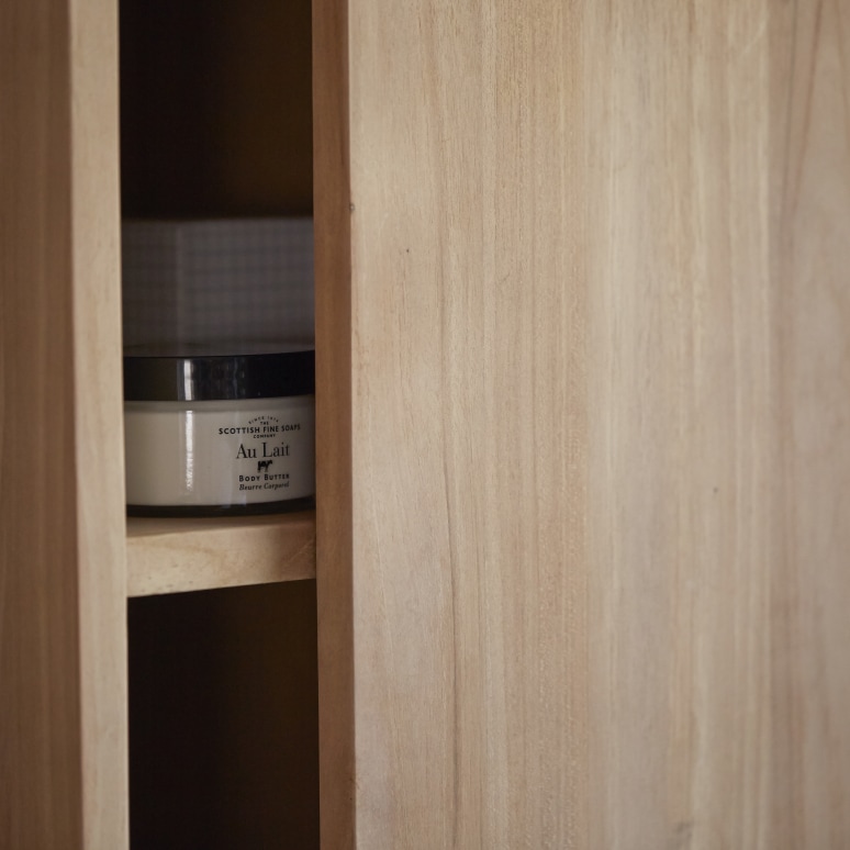 Typo - Hochschrank aus massivem Teakholz