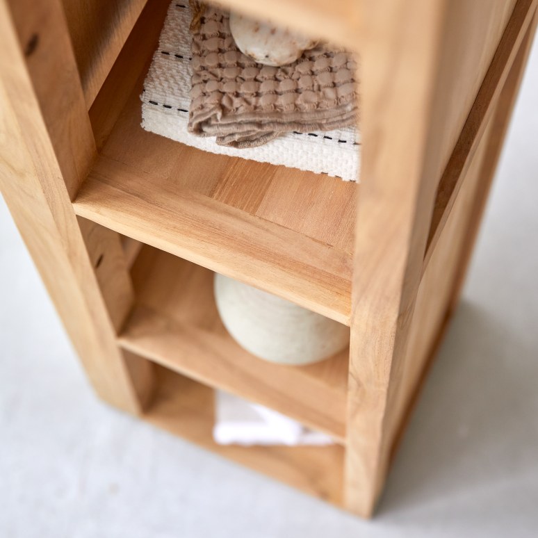 Twig - Schrägschrank aus massivem Teak