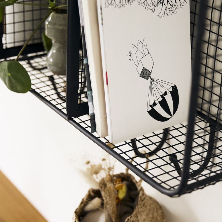 Sona - Rechteckiges Metall-Wandregal mit Haken