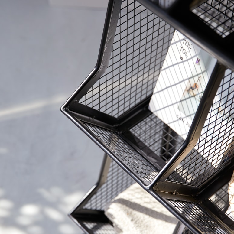 Cléo - Metal cubby shelf