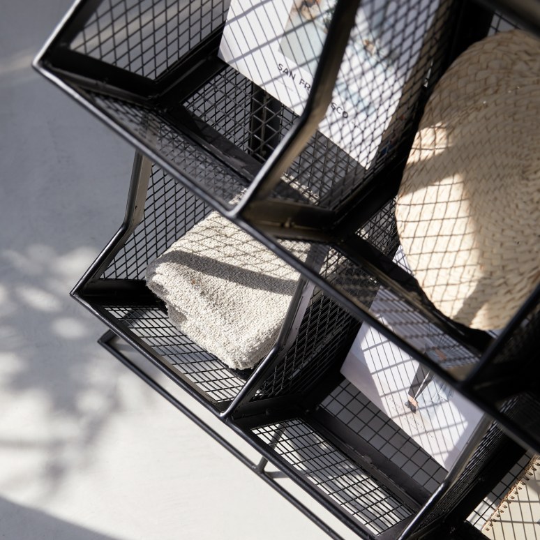 Cléo - Metal cubby shelf