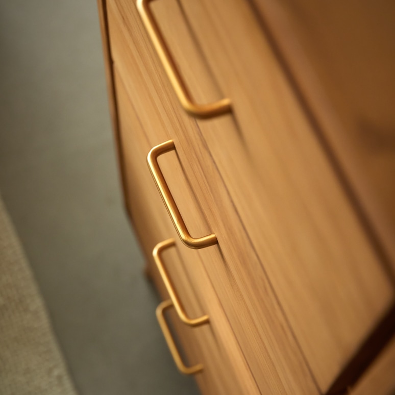 Kort - Small chest of drawers in solid teak