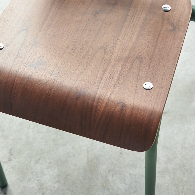 Mio - Sedia in legno di noce e metallo lichen