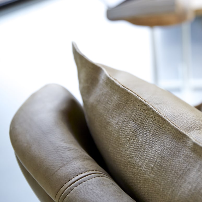 Woodnest - Fauteuil van massief eikenhout en Cheyenne leer