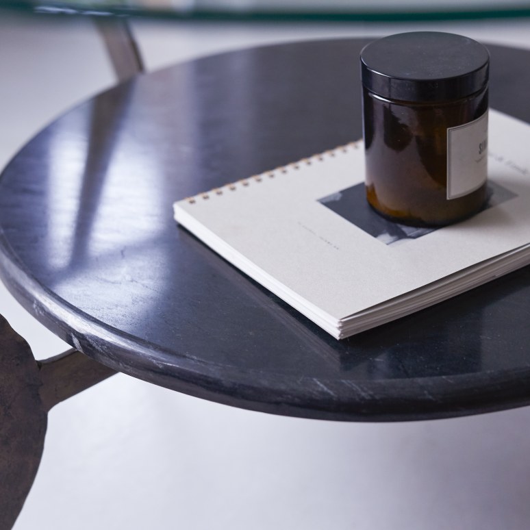 Ambre - Table basse en marbre et métal