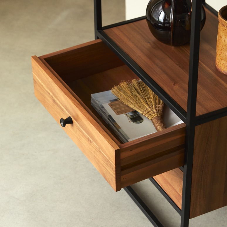 Agra - Hochschrank aus massiver Akazie und Metall