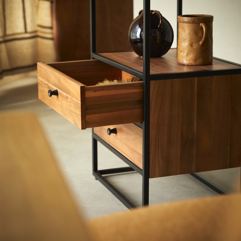 Agra - Hochschrank aus massiver Akazie und Metall