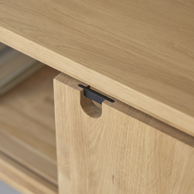 Jonàk - TV Schrank aus massivem Eichenholz 140 cm