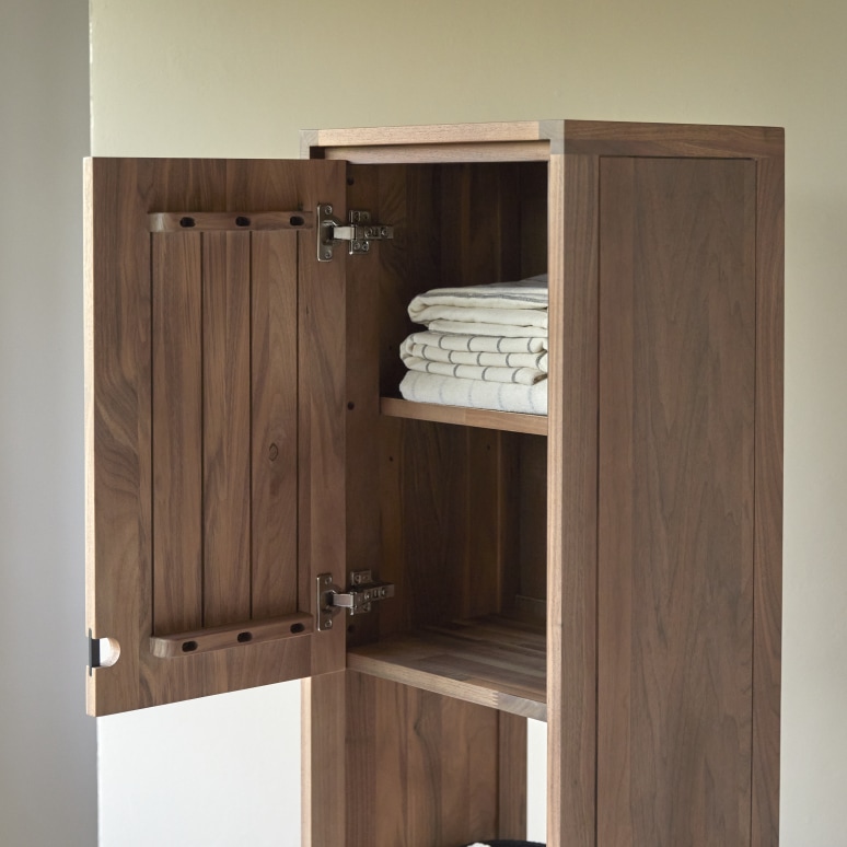 Jonàk - Hochschrank aus massivem Nussbaum