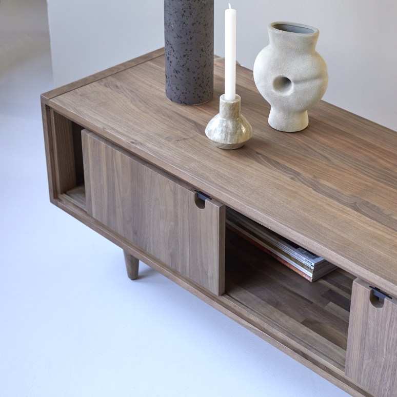 Jonàk - Mueble para TV de nogal macizo de 140 cm