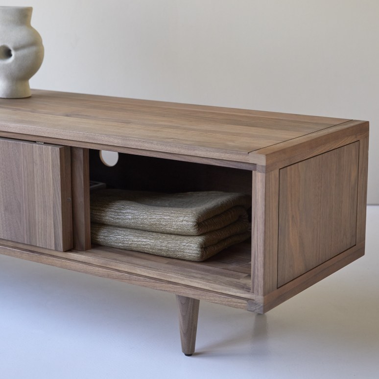 Jonàk - TV Schrank aus massivem Nussbaum 140 cm