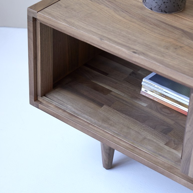 Jonàk - TV Schrank aus massivem Nussbaum 140 cm