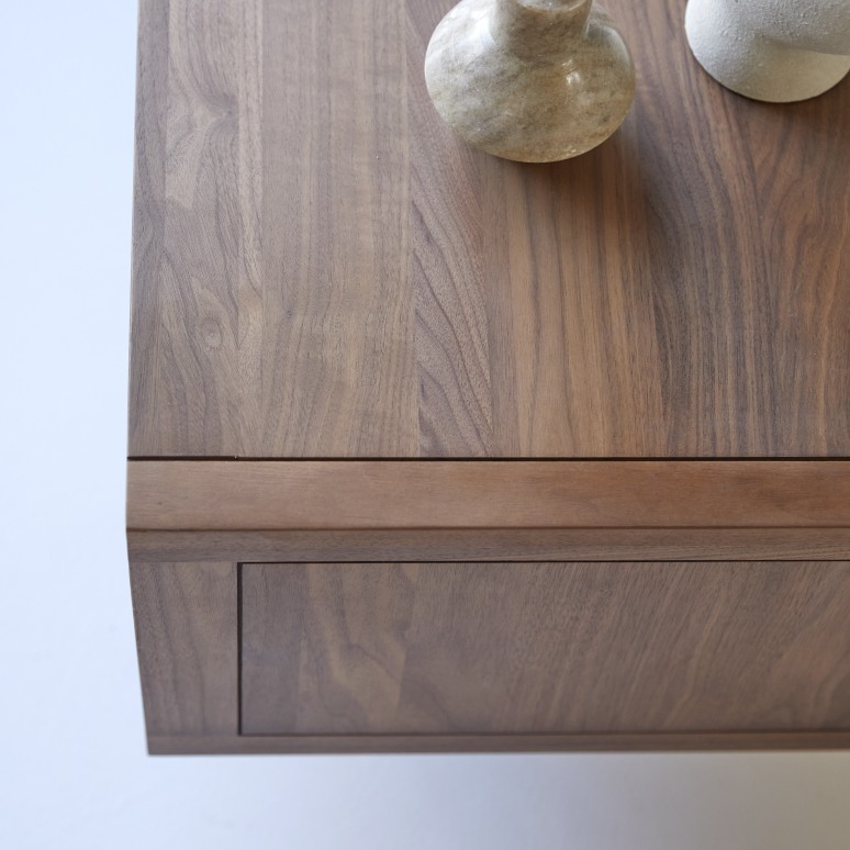 Jonàk - Mueble para TV de nogal macizo de 140 cm