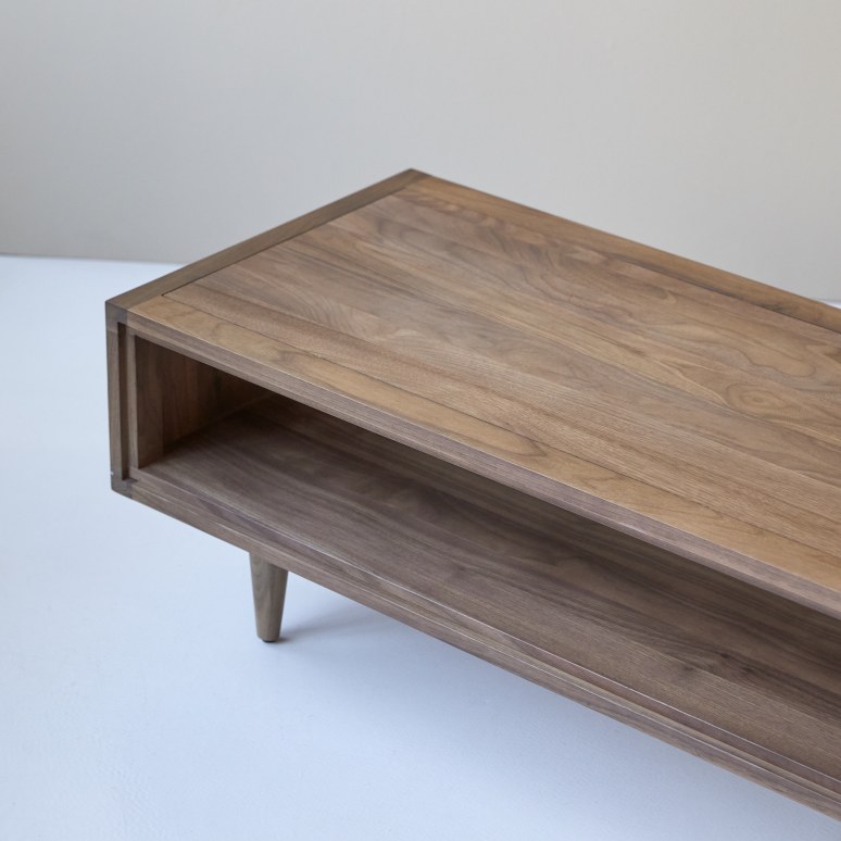 Jonàk - Table basse en noyer massif