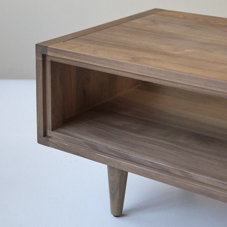 Jonàk - Table basse en noyer massif