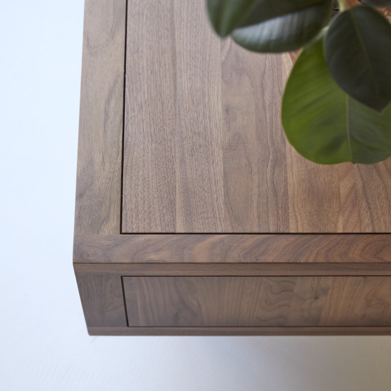 Jonàk - Table basse en noyer massif