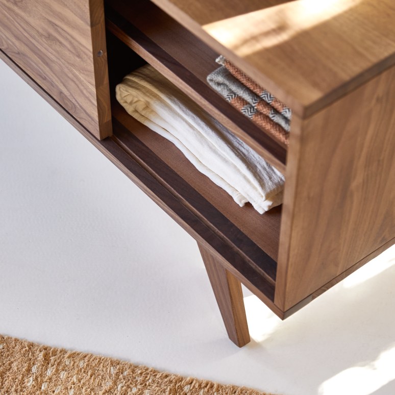 Esmée - Meuble TV en noyer massif 130 cm